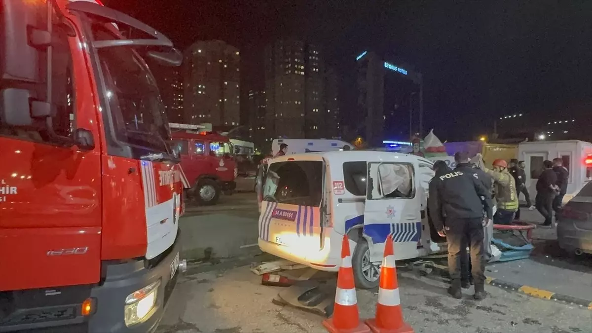 Zeytinburnu’nda Polis Aracına Çarpan Otomobil Kazası: 1 Polis Memuru Yaralı