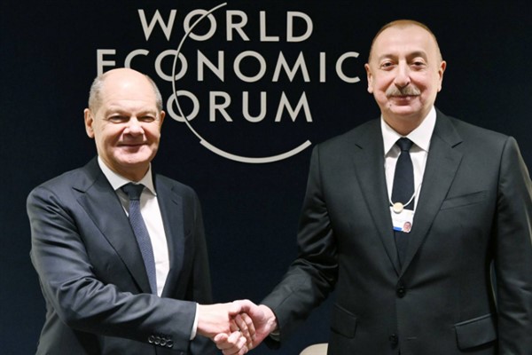 Aliyev, Davos’ta Almanya Başbakanı Scholz ile bir araya geldi