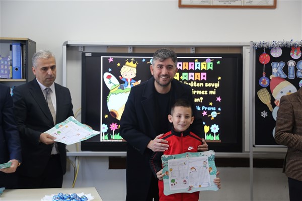 Sapanca Belediye Başkanı Şahin, Nebiye Ertan İlkokulu’nda karne törenine katıldı