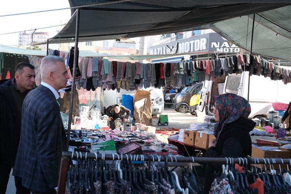 Karaman Valisi Çiçekli, Perşembe Pazarı’nı ziyaret etti