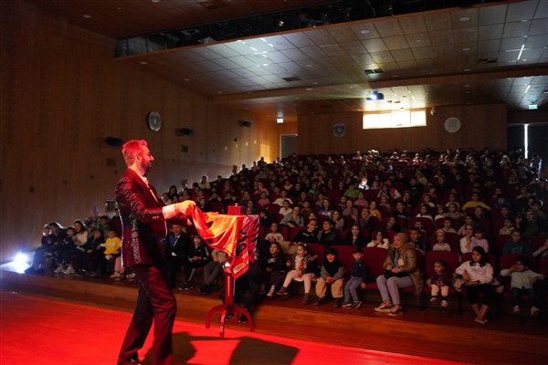 Orhangazi Belediyesi’nin ara tatil etkinlikleri, sihirbaz gösterisiyle başladı