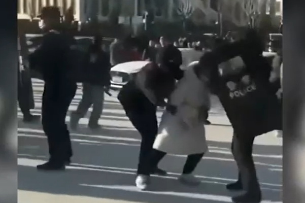 Çin’de bir öğrencinin düşerek ölmesinin ardından protestolar şiddete dönüştü