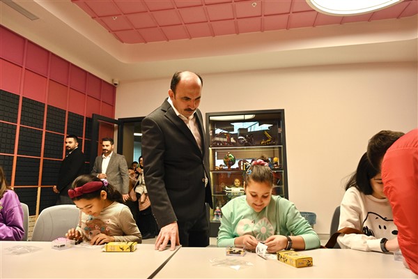 Başkan Altay, tatilini Bilim Merkezi’nde değerlendiren çocuklarla buluştu