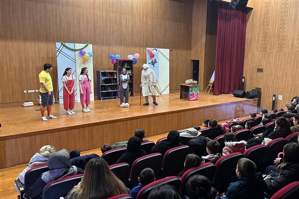 “Öğretmen Dede” tiyatrosu çocuklarla buluştu