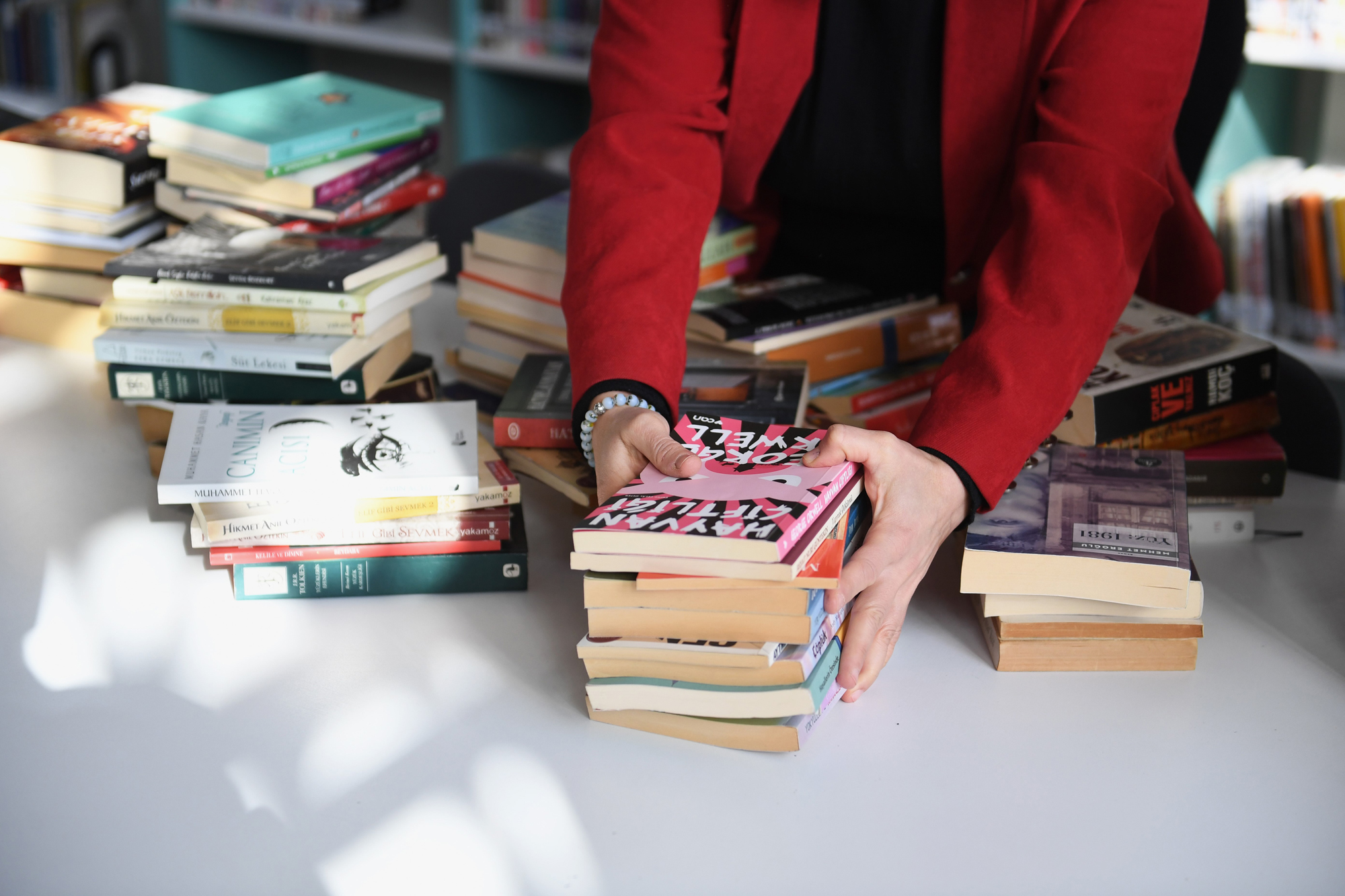 Konserden elde edilen kitaplar kütüphaneye bağışlandı