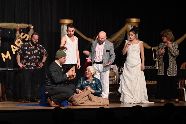 Yalova’da “Yılın Düğünü” komedi oyunu sahnelendi