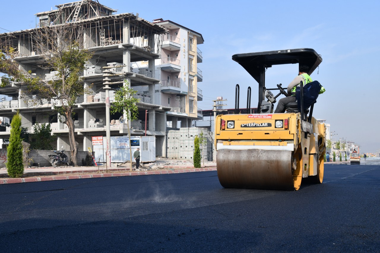 Osmaniye’de İskender Türkmen Caddesi’ndeki sıcak asfalt çalışmaları sürüyor