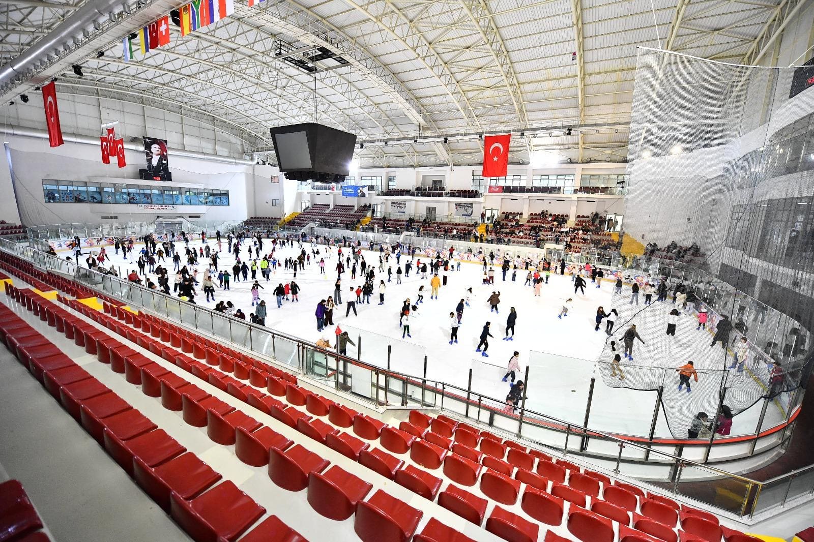 İzmir’de “Karneni Al Gel” sloganıyla ücretsiz buz pateni etkinliği düzenlendi