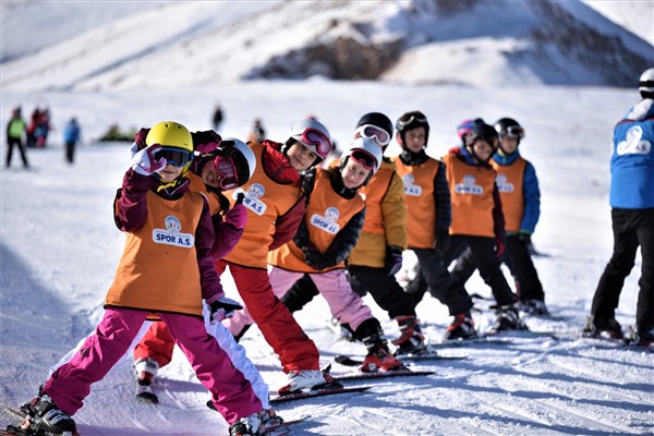Erciyes Kayak Okulu’nda sömestir dönemi kayak ve snowboard eğitimi başladı