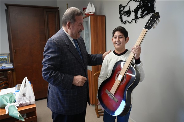Topuz, 6. sınıf öğrencisi Serin’in gitar talebini yerine getirdi