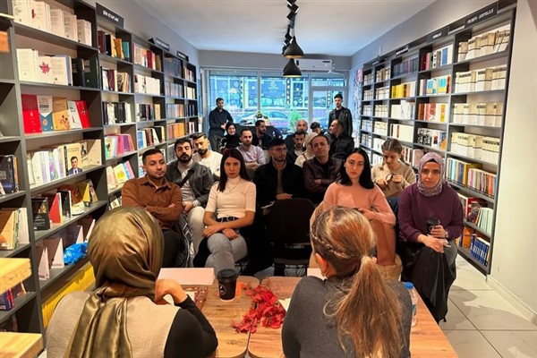 Siirt Kitap Kulübü’nde “Yanımda Kal” kitabı konuşuldu