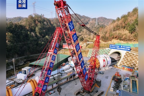 Çin’in en büyük çift kalkanlı tünel açma makinesi hizmette