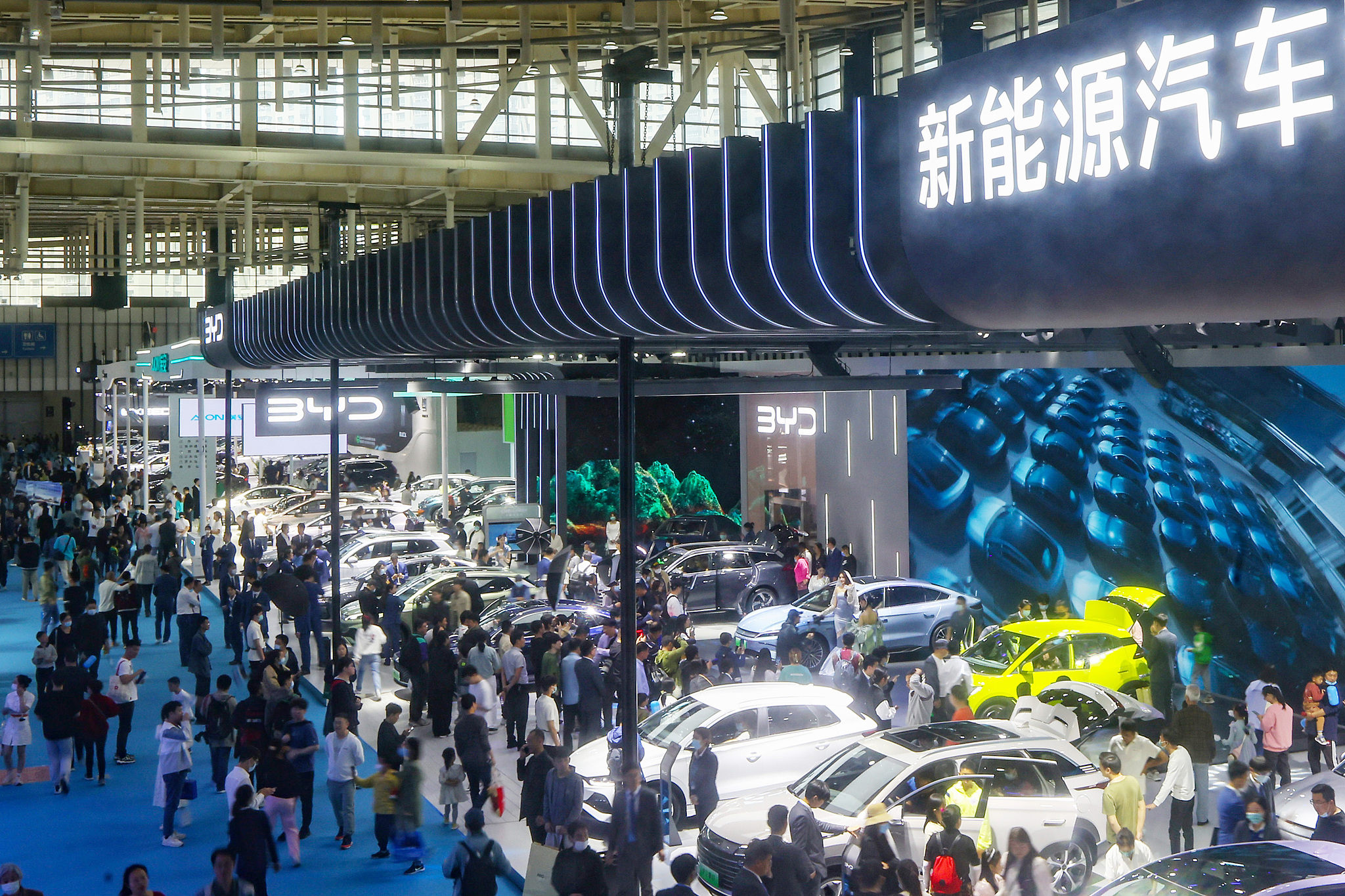 Çin, otomobil üretimi ve satışında rekor kırdı