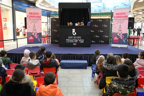 İzmit Gülümse Çocuk Tiyatrosu, “Hediye Canavarı” adlı kukla oyunu gösterisi sergiledi