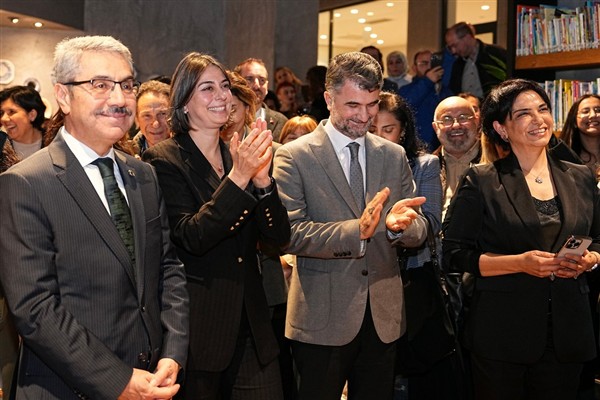 Üsküdar’da Muhammet Mağ’ın, “Onion-Nun ‘n böldü’ ” çağdaş hat sergisi açıldı