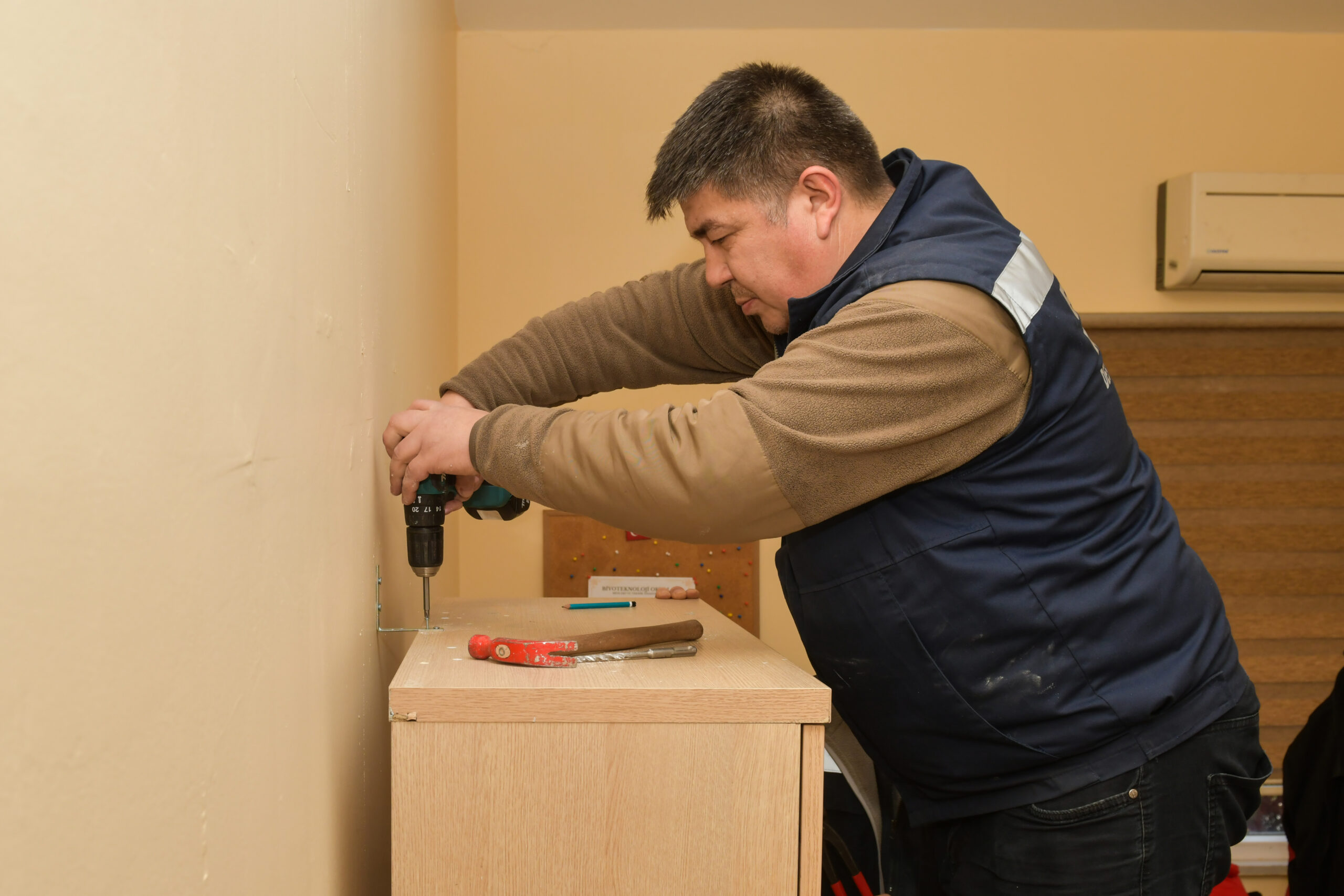 Esenyurt Belediyesi, deprem esnasında tehlike yaratacak eşyaları sabitliyor