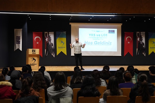 Beylikdüzü’nde LGS ve YKS adayları için “Kazandıran Taktikler Semineri” düzenlendi