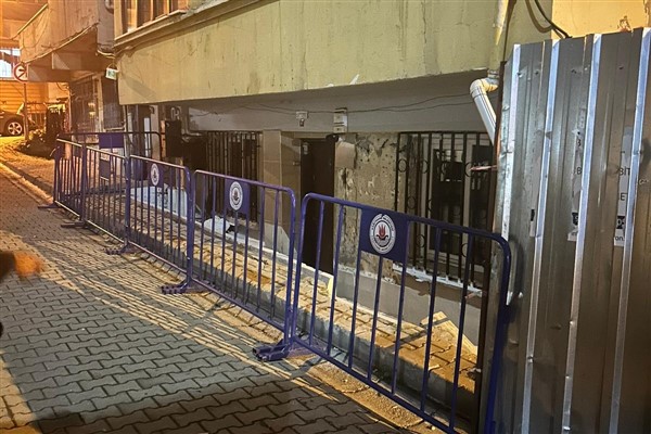 Çağlayan’daki hasarlı bina, belediyenin müdahalesi ile kontrol altına alındı