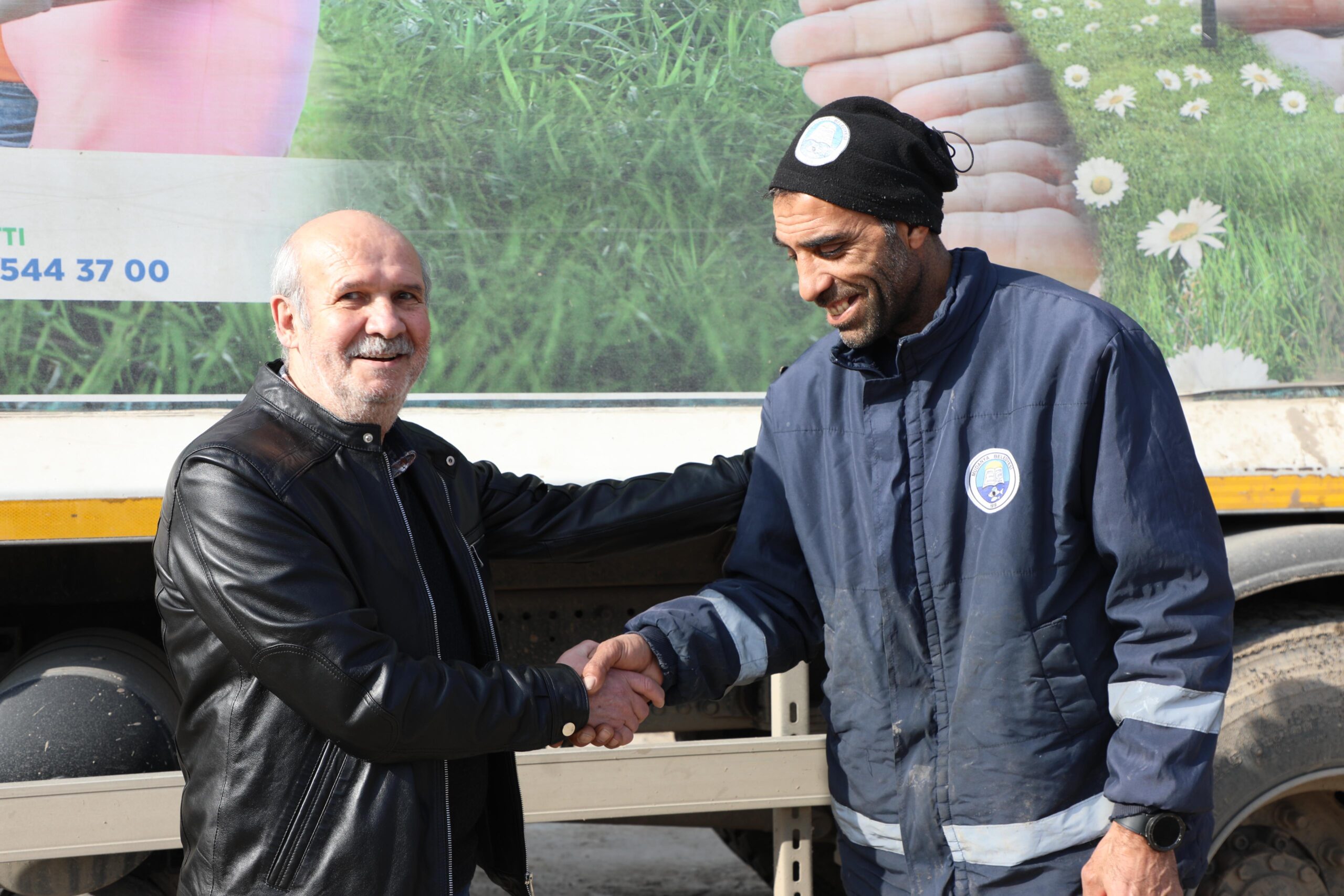 Mudanya temizlik işleri personeli, çöpte bulduğu para dolu cüzdanı sahibine teslim etti