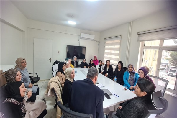 İşitme engelli kadınlar, Batman Valisi Canalp’in eşi Ayten Canalp’i ziyaret etti