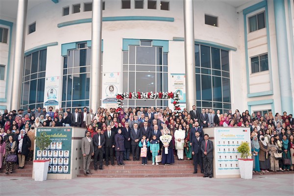 Bakan Tekin, Türkiye Maarif Vakfının Lahor’daki okulunu ziyaret etti