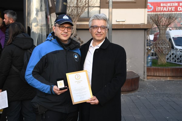 Balıkesir’de 37 kez kan bağışlayan zabıtaya Kızılay’dan ödül