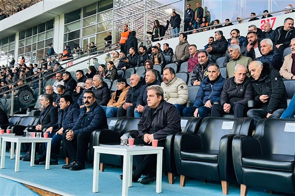 Eş Başkan Hatun, Amedspor – Fatih Karagümrükspor karşılaşmasını stadyumda izledi