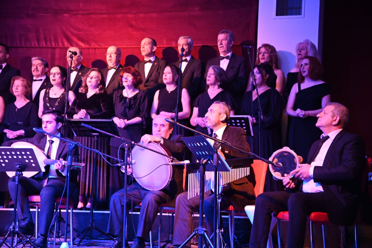 Manisa Büyükşehir Belediyesi, “Bizimle Şarkı Söyler Misiniz” konseri düzenledi