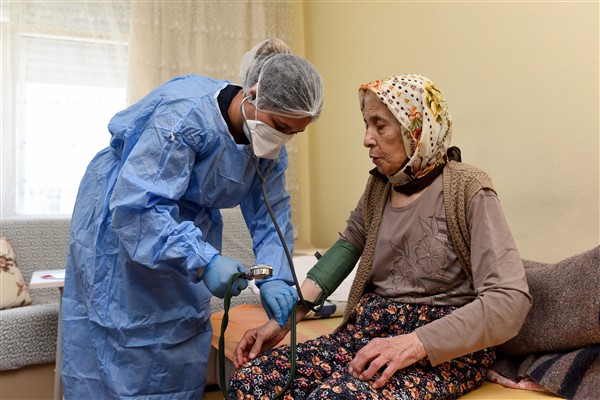 Muratpaşa’da 2024 yılında 10 bin 204 kez evde bakım hizmeti verildi