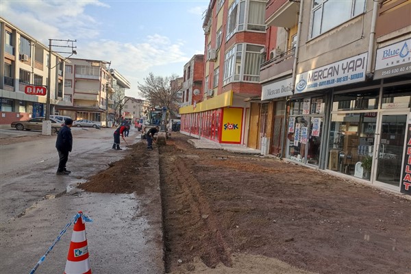 İzmit Belediyesi, Şehit Kazım Caddesi’nde çalışmalarını sürdürüyor