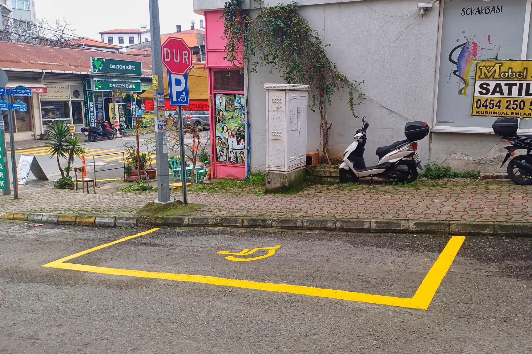 Giresun’da engelli park ve dolmuş durak alanları yeniden boyanıyor