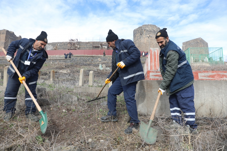 Diyarbakır’da mezarlık temizlik çalışmaları başladı