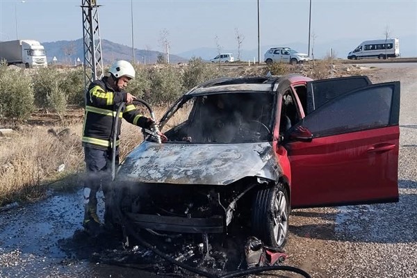 Hassa’da araç yangını: İtfaiye ekipleri hızla müdahale etti