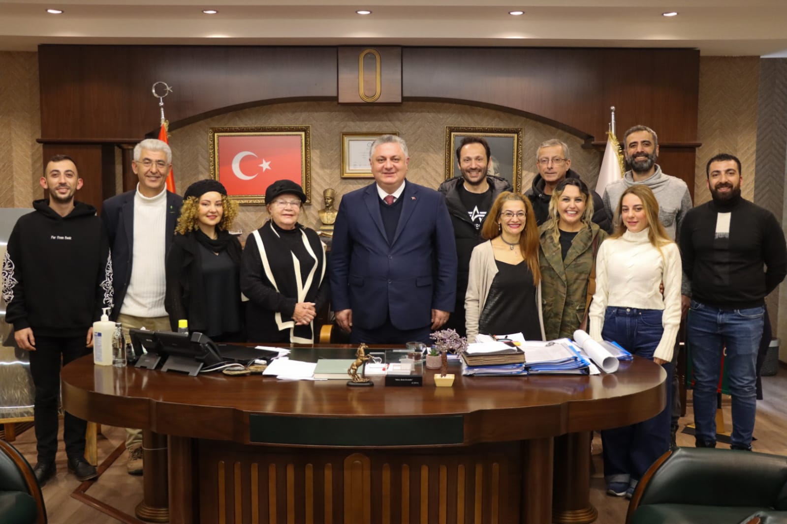 Oyuncu Nevra Serezli, Başkan Gürel’i ziyaret etti