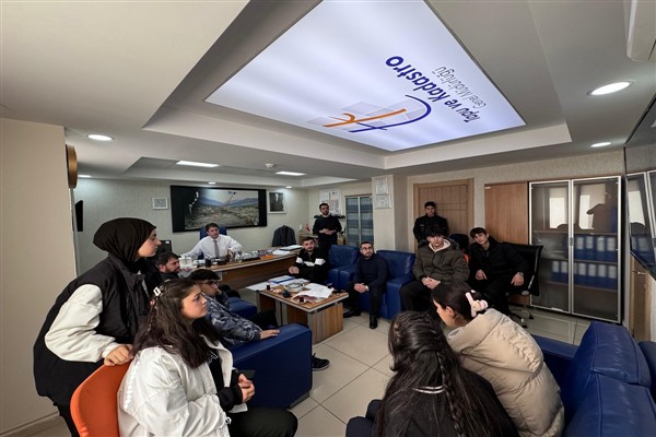 Batman’da öğrencilere Kadastro Müdürü Çoban tarafından seminer verildi