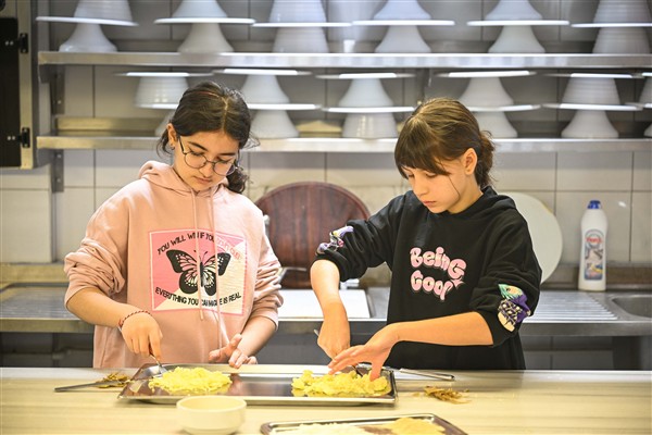 Bornova’da “Minik Şefler Tatilde Mutfak Atölyesi” düzenlendi