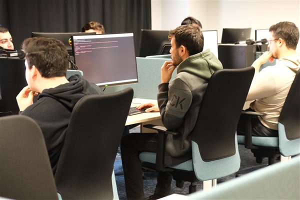 Bursa’da ‘Dijital Gençlik Merkezi’  hizmete açıldı