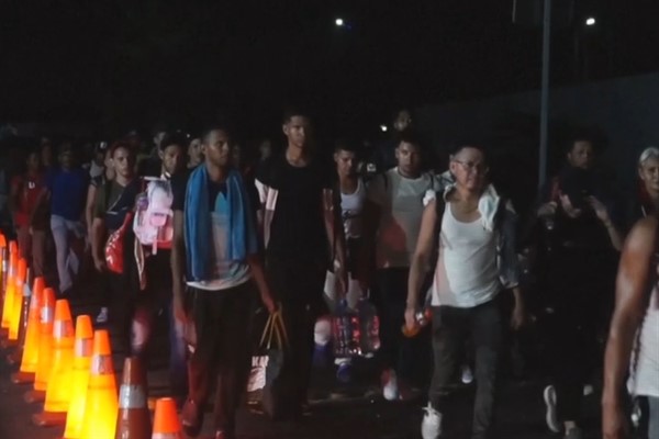 Meksika’dan bin 500 göçmen ABD sınırına doğru yürüyor