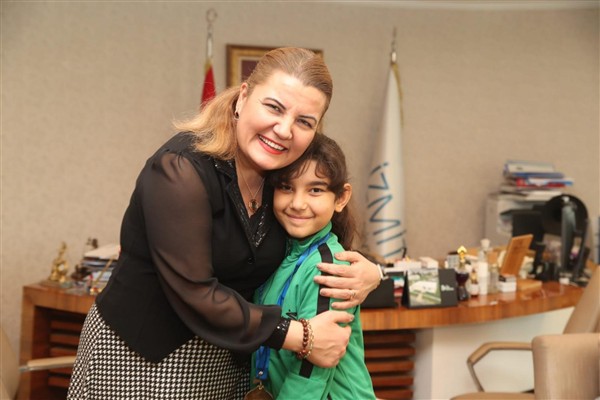 İzmit Belediye Başkanı Hürriyet, sürat pateni sporcusu Gürbüz’ü ağırladı