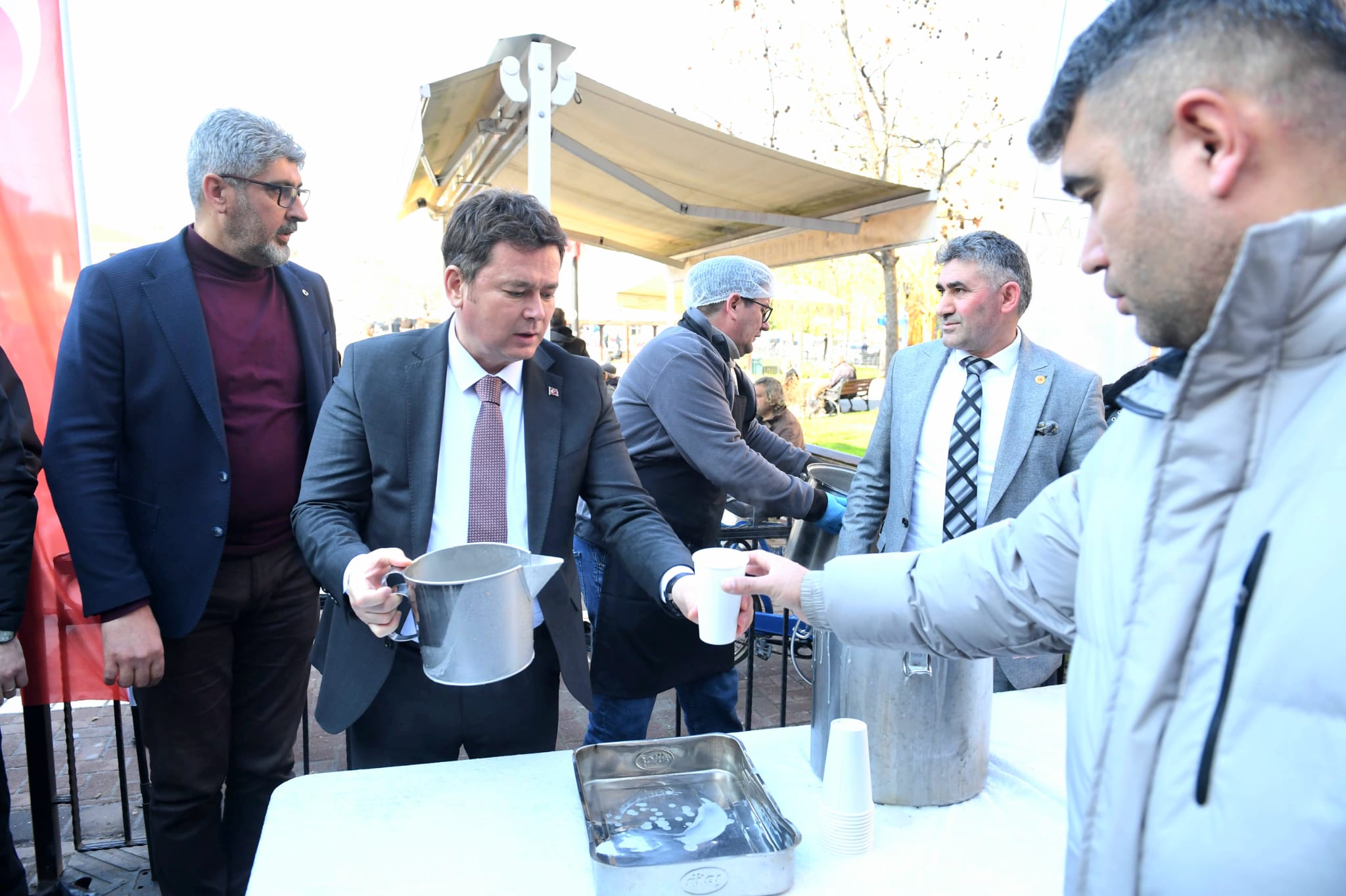 Başkan Aydın, Bağlarbaşı Mahallesi’nde çorba ikramı yaptı