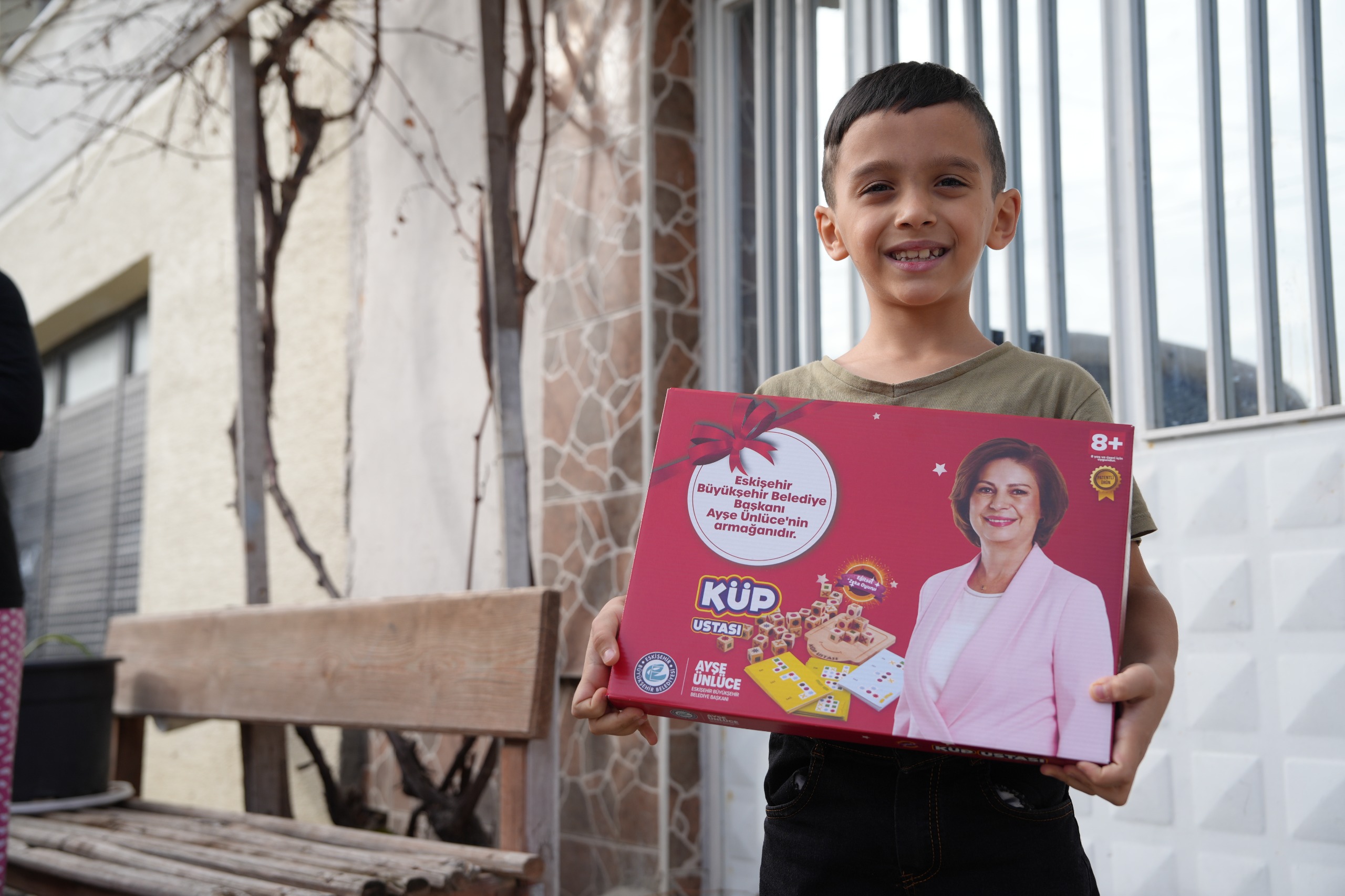 Başkan Ünlüce’den çocuklara karne hediyesi