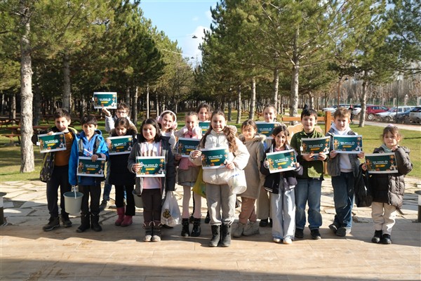 Eskişehir’de çocuklar, Aktif Yaşam Parkı’nda kompost yapımı atölyesinde bir araya geldi