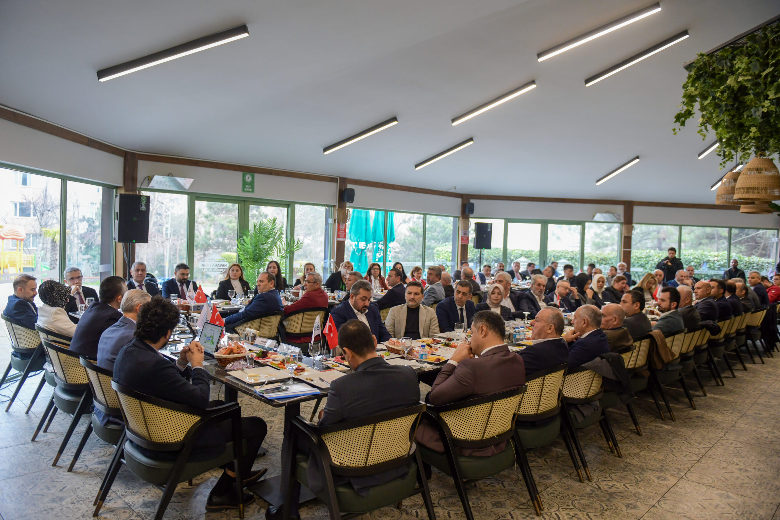 Esenyurt Belediye Başkan Vekili Aksoy, Esenyurt’ta görev yapan muhtarlarla görüştü