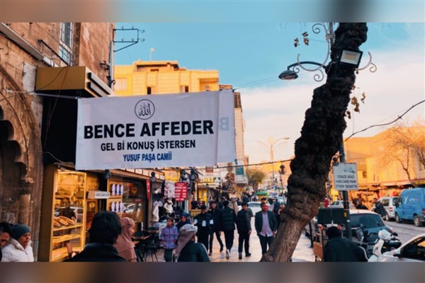 Şanlıurfa’da “Bence affeder, gel konuş istersen” pankartına vatandaşlardan ilgi