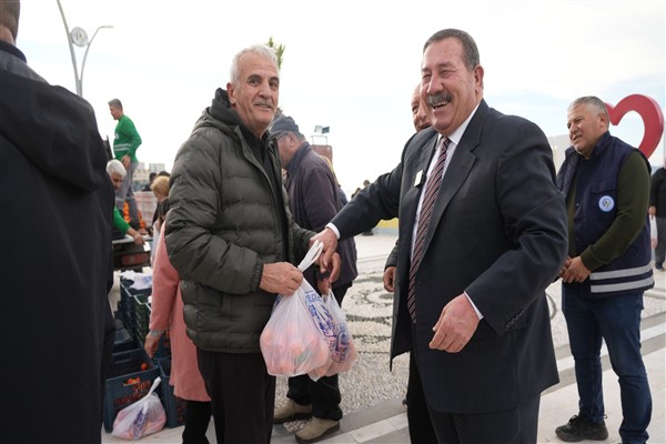 Milas’ta vatandaşlara 3 ton portakal dağıtıldı