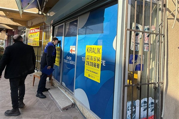 Üsküdar’da ruhsatsız içki satışı yaptığı belirlenen iki işletme mühürlendi
