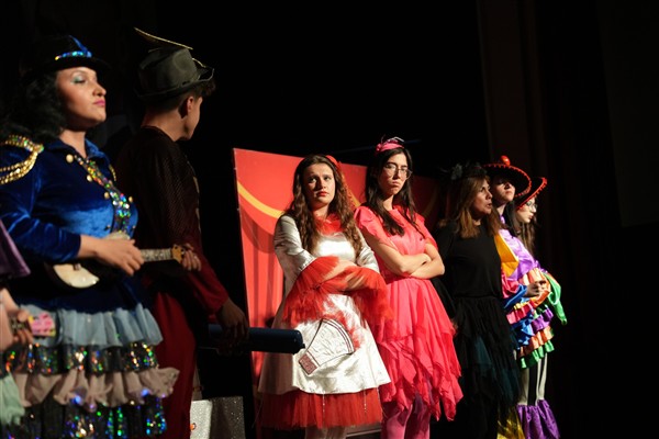 Akhisar’da ‘Sevimli Müzisyenler’ adlı çocuk tiyatrosu sahnelendi