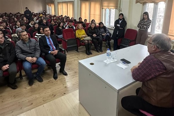 Yazar Şeyhmus Diken, Diyarbakır’da gençlerle buluştu