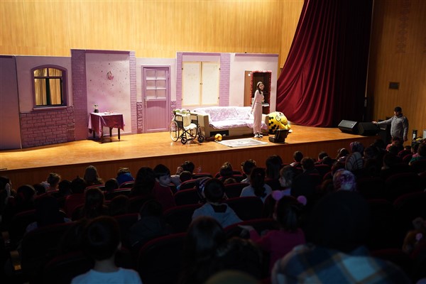 “Sen Her Şeyi Yapabilirsin” adlı tiyatro oyun sahnelendi