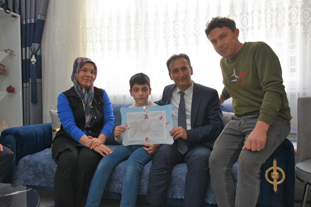 İl Millî Eğitim Müdürü Çalışkan, evde eğitim gören Samet Göktekin’e karnesini teslim etti